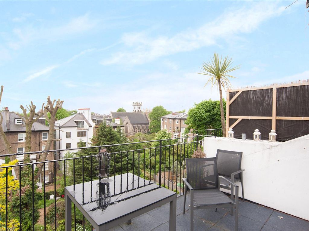 2 bed flat for sale in Belsize Park Gardens, London NW3, £1,125,000
