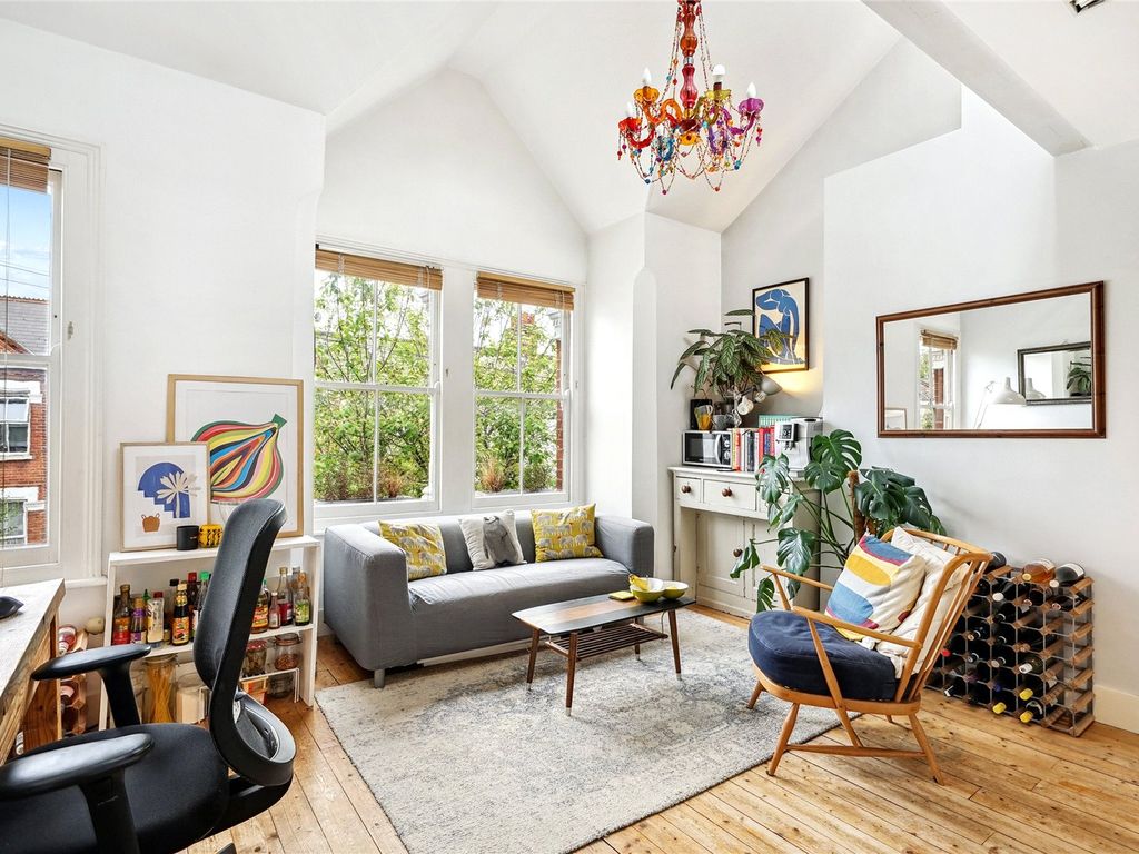 2 bed flat for sale in Lysias Road, London SW12, £650,000