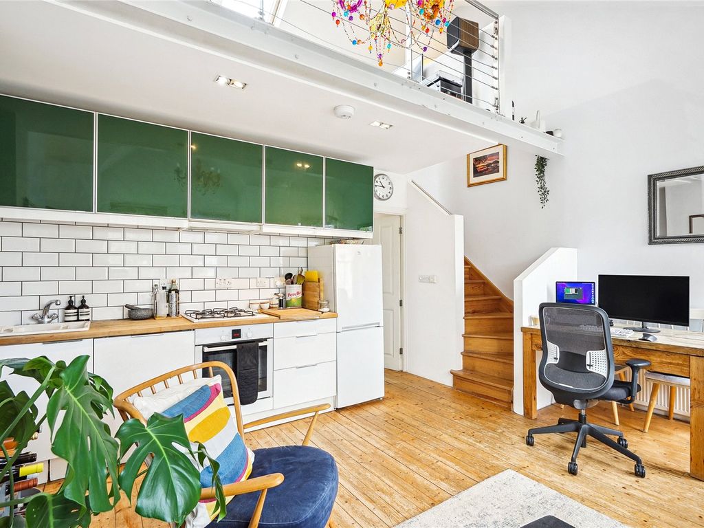 2 bed flat for sale in Lysias Road, London SW12, £650,000