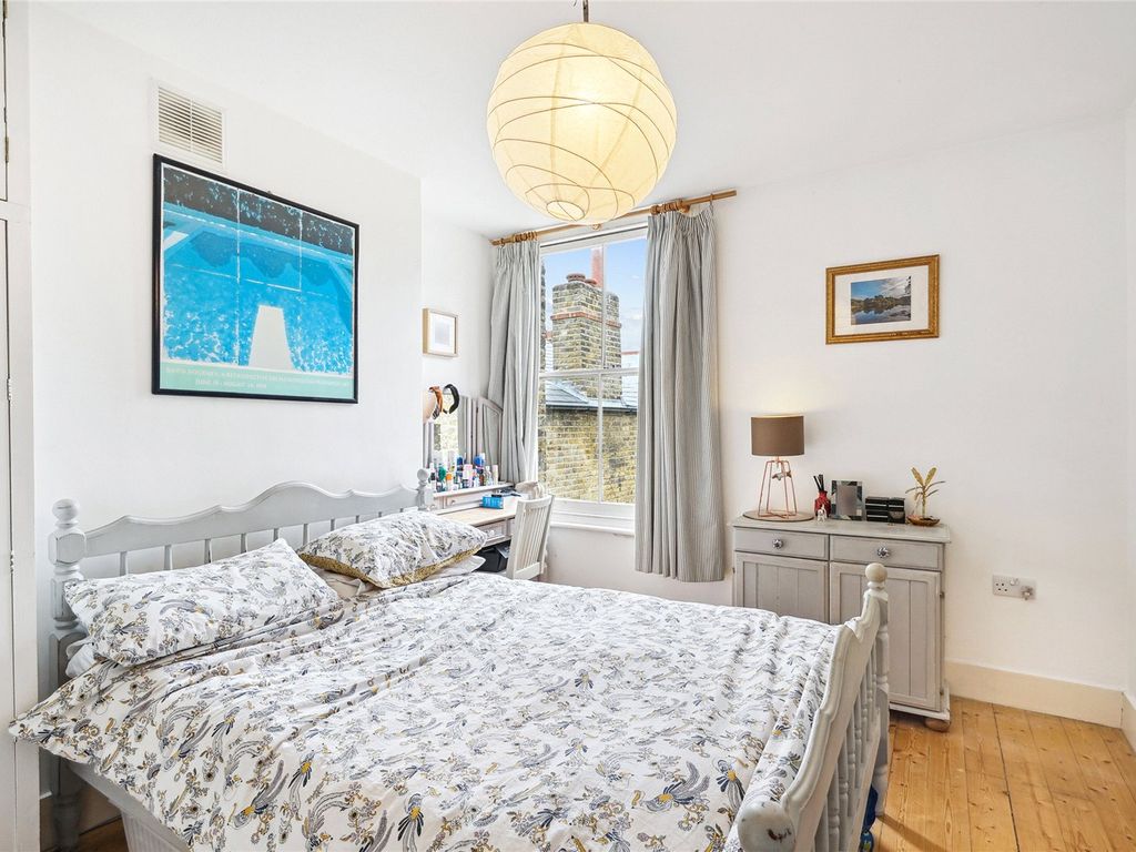 2 bed flat for sale in Lysias Road, London SW12, £650,000