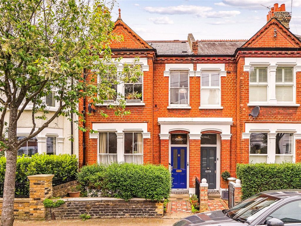 2 bed flat for sale in Lysias Road, London SW12, £650,000