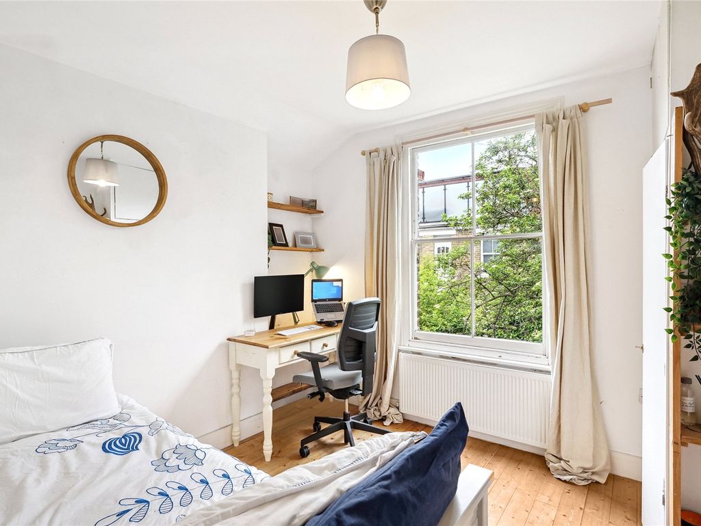 2 bed flat for sale in Lysias Road, London SW12, £650,000