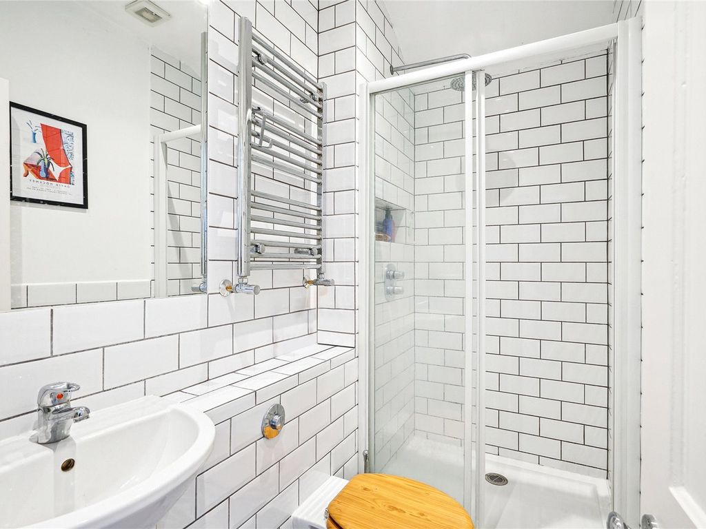 2 bed flat for sale in Lysias Road, London SW12, £650,000