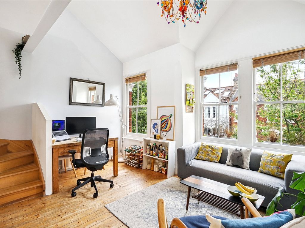 2 bed flat for sale in Lysias Road, London SW12, £650,000