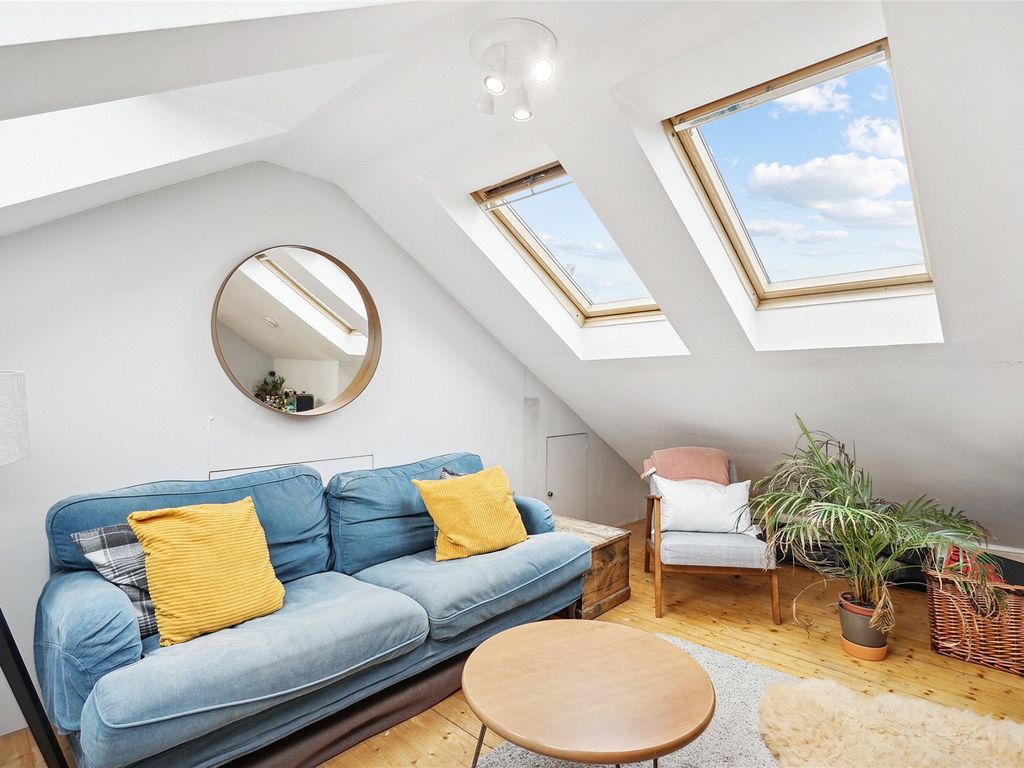 2 bed flat for sale in Lysias Road, London SW12, £650,000