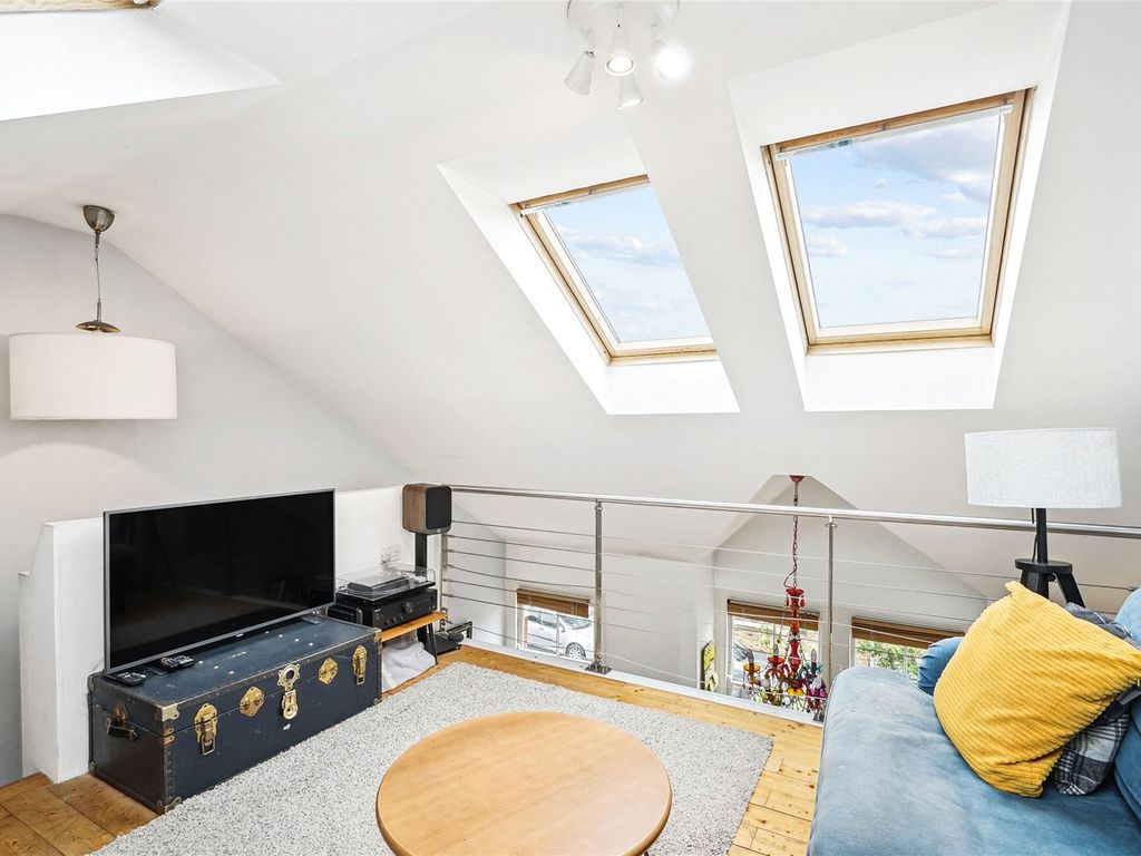 2 bed flat for sale in Lysias Road, London SW12, £650,000