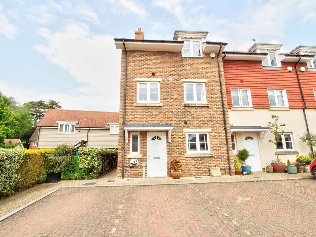 4 bed end terrace house for sale in Hunters Place, Hindhead GU26, £625,000
