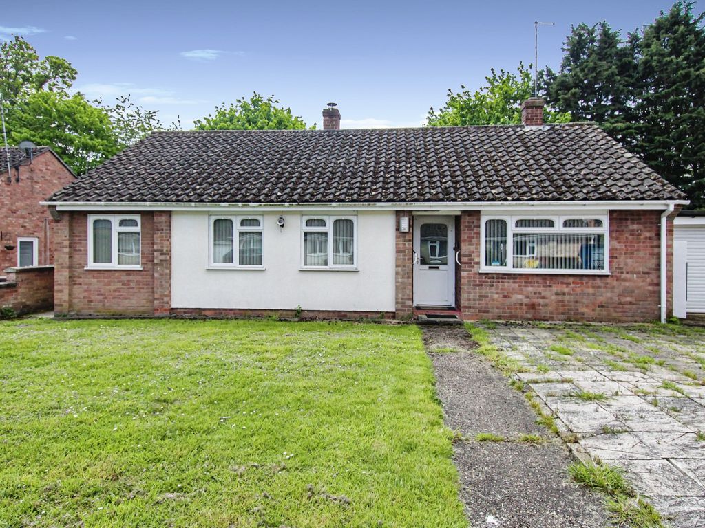 4 bed detached bungalow for sale in Edgeborough Close, Newmarket CB8, £390,000