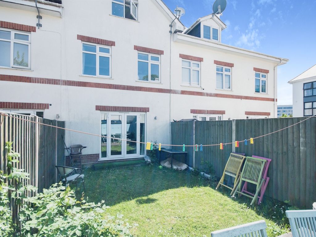 5 bed terraced house for sale in Portchester Place, Bournemouth BH8, £400,000