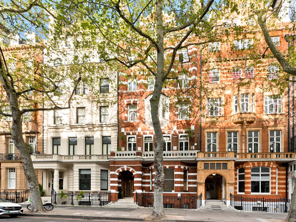 3 bed flat for sale in Queen's Gate, London SW7, £2,900,000