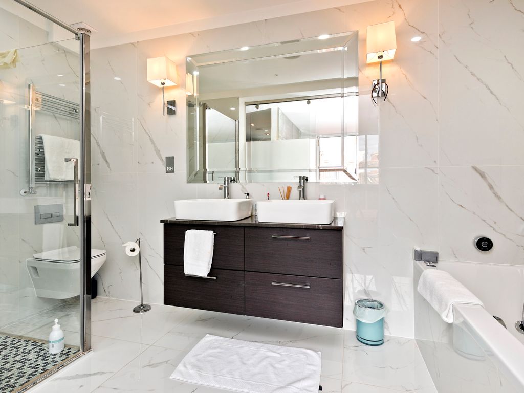 3 bed flat for sale in Queen's Gate, London SW7, £2,900,000