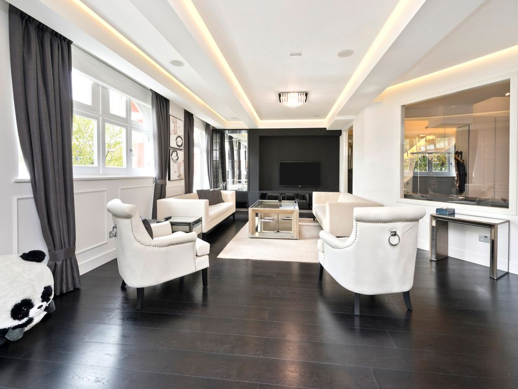 3 bed flat for sale in Queen's Gate, London SW7, £2,900,000