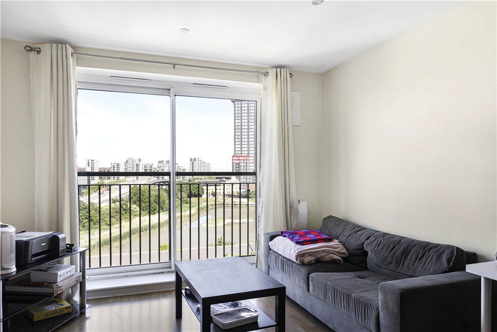 2 bed flat for sale in Newport Avenue, London E14, £380,000