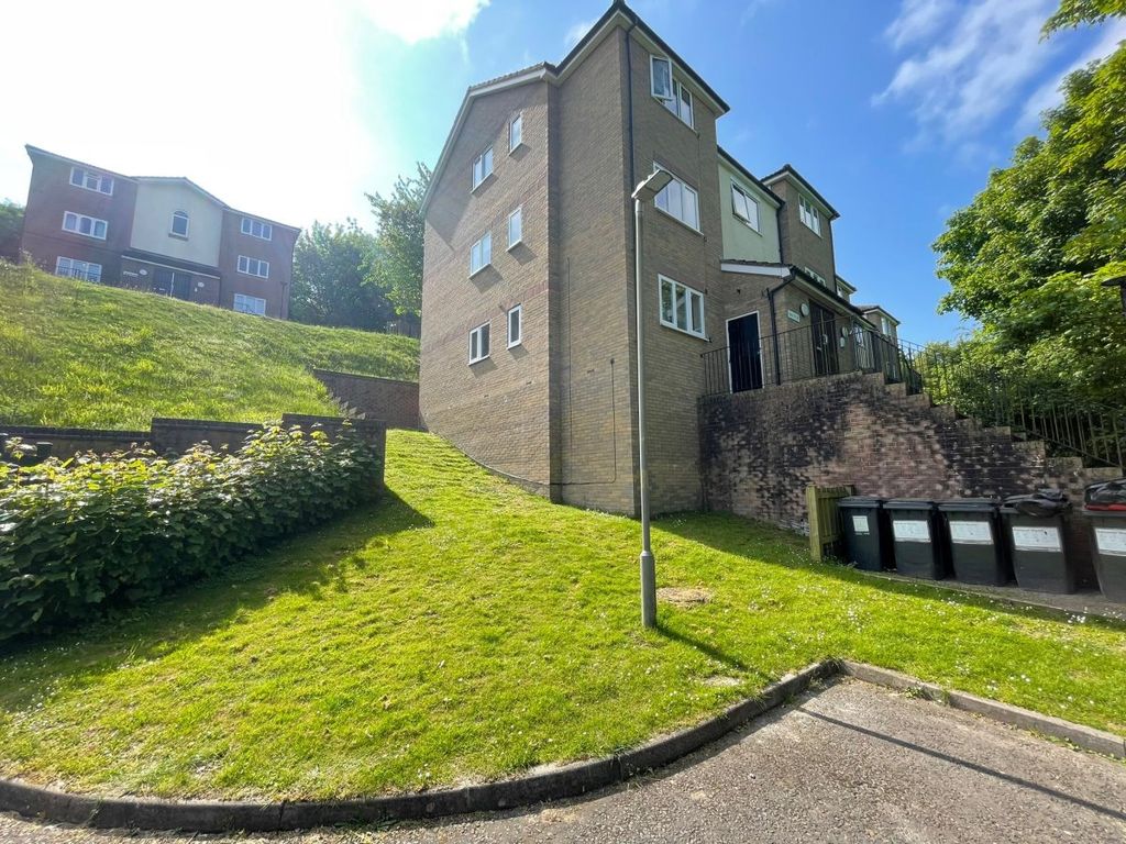2 bed flat to rent in Lingfield Close, High Wycombe HP13, £1,250 pcm