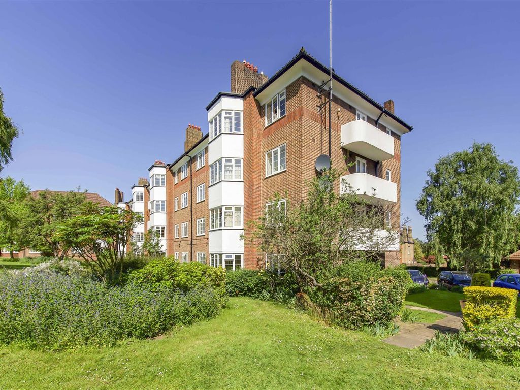 3 bed flat for sale in Courtlands, Sheen Road, Richmond TW10, £649,950