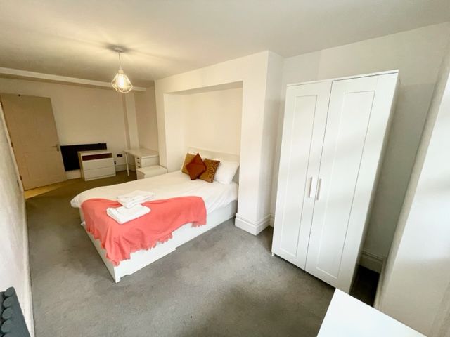 3 bed flat to rent in Old Steine, Brighton BN1, £2,400 pcm