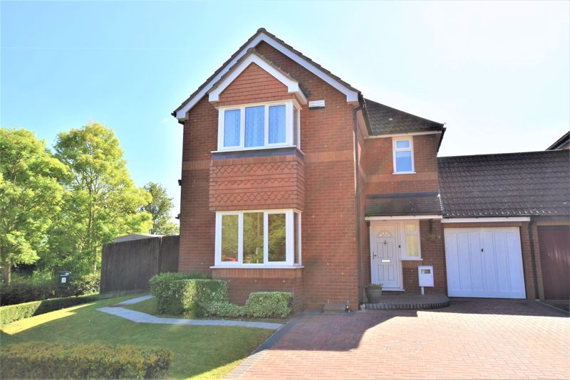 3 bed link-detached house for sale in Brill Place, Bradwell Common, Milton Keynes MK13, £435,000
