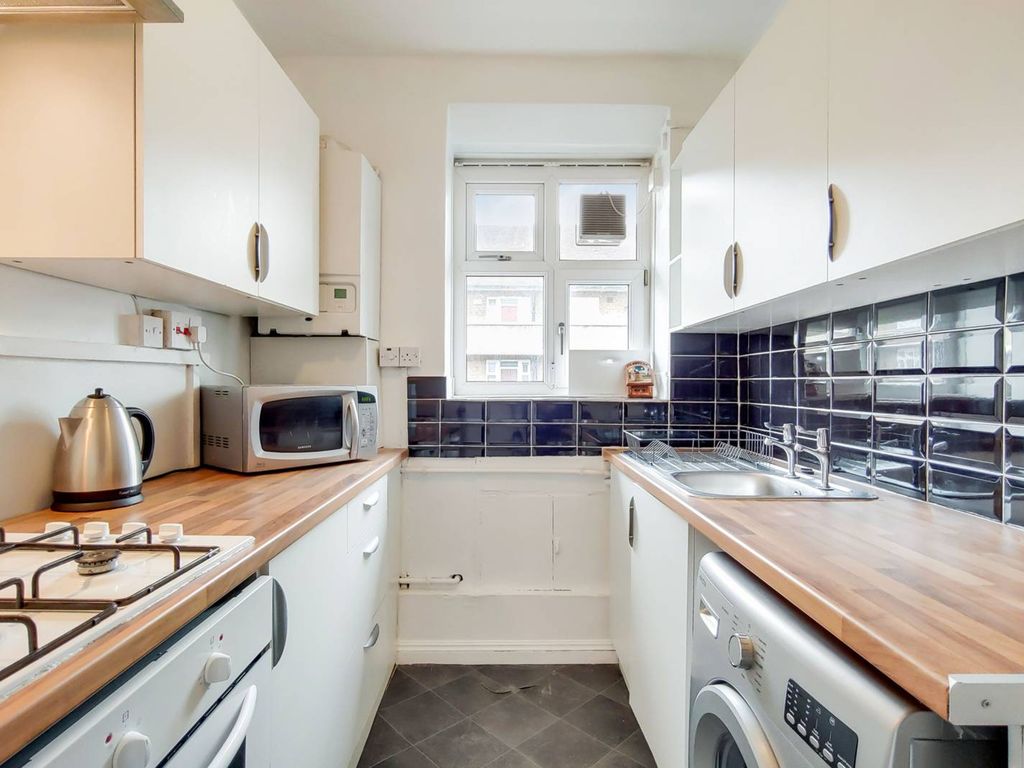 3 bed flat for sale in Tulse Hill SW2, Tulse Hill, London,, £400,000