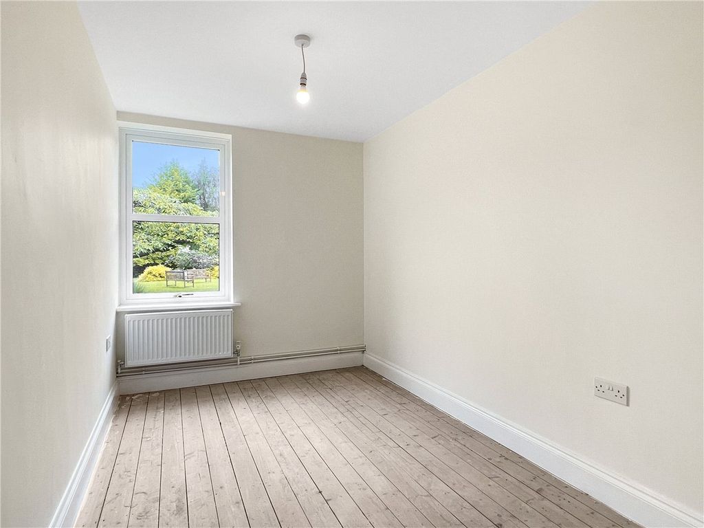 2 bed flat for sale in Sherlock Close, Cambridge CB3, £415,000