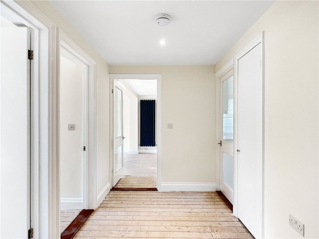 2 bed flat for sale in Sherlock Close, Cambridge CB3, £415,000
