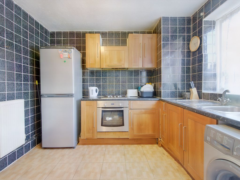 3 bed flat for sale in Halley Road, London E12, £360,000