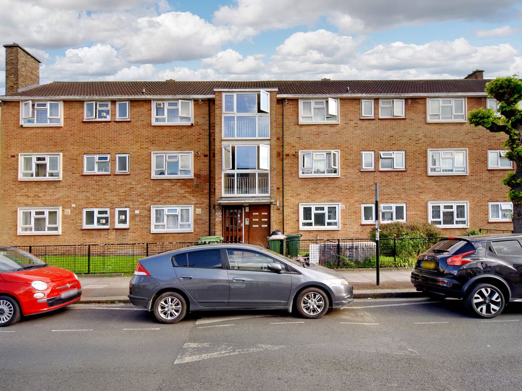 3 bed flat for sale in Halley Road, London E12, £360,000