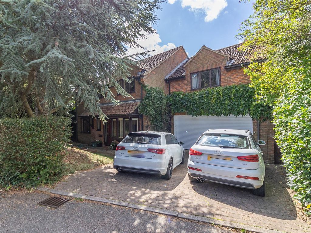 5 bed detached house for sale in Naisby Drive, Great Brickhill, Buckinghamshire MK17, £695,000