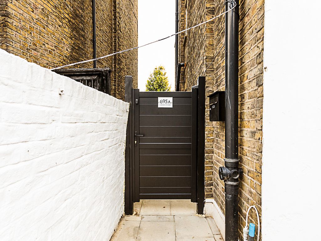 Studio to rent in Fulham Road, London SW6, £2,550 pcm
