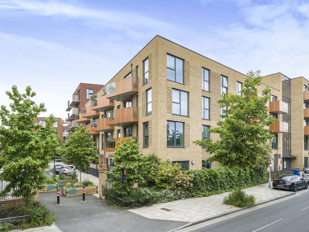 1 bed flat for sale in Southampton Way, London SE5, £400,000