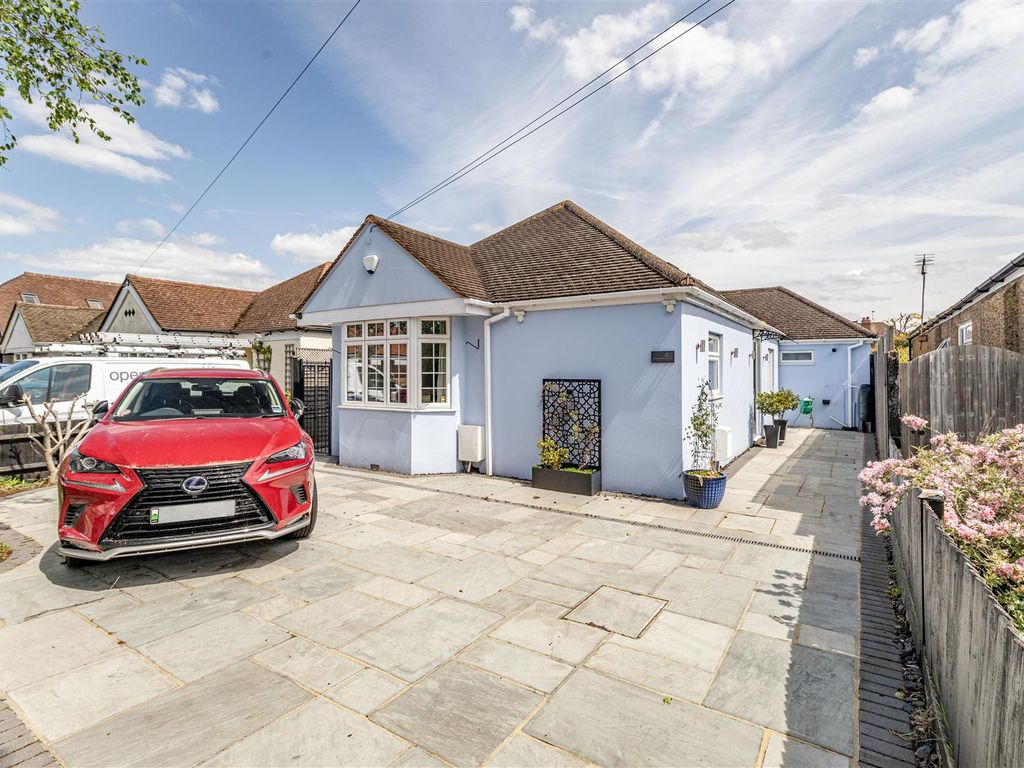 3 bed detached bungalow for sale in Farleigh Road, New Haw, Addlestone KT15, £625,000