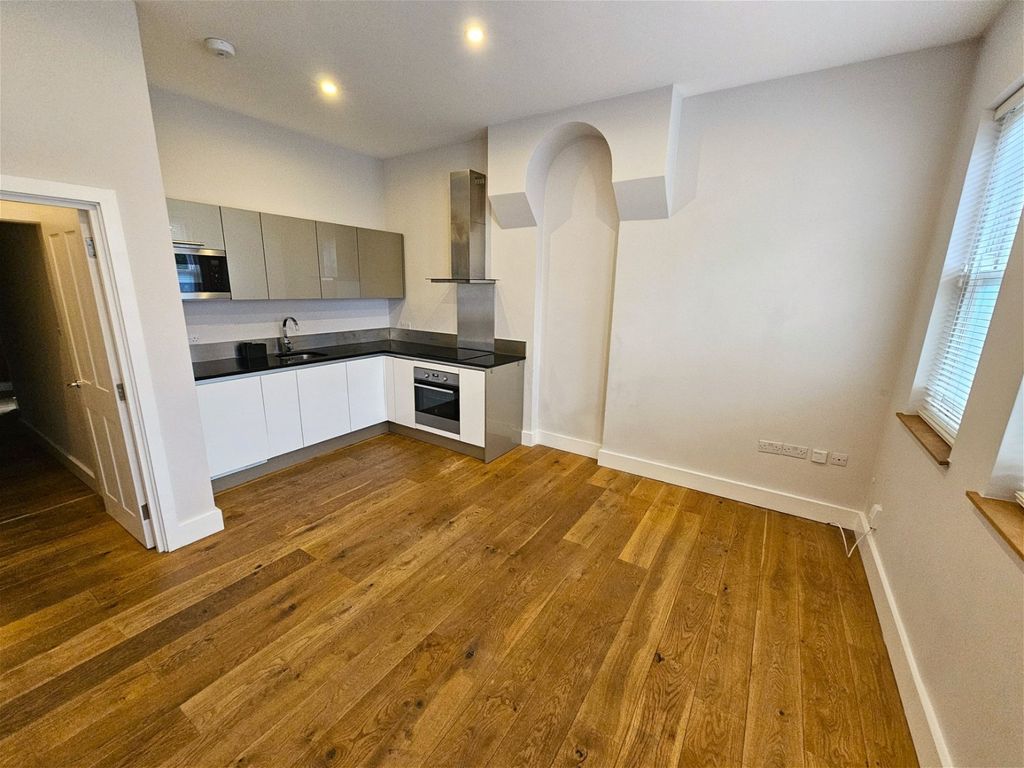 2 bed flat to rent in Devonshire Road, London W4, £2,196 pcm