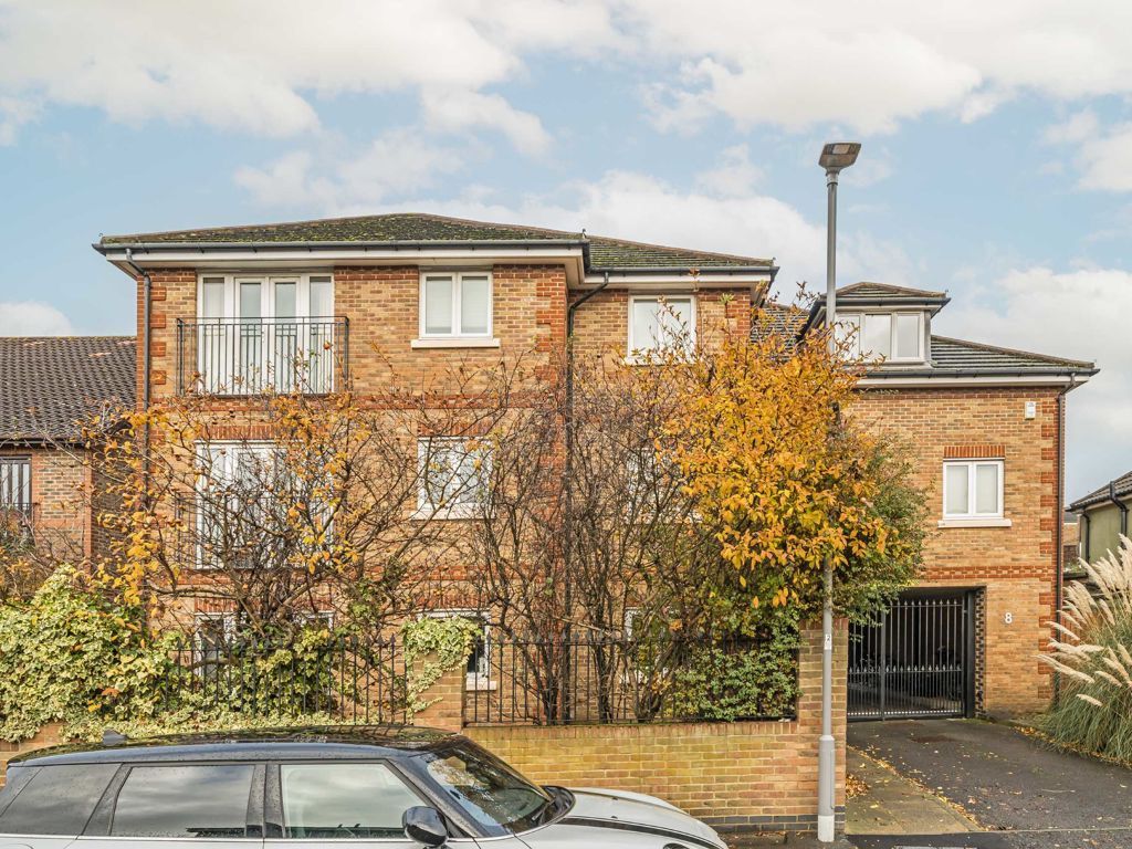 2 bed flat for sale in The Retreat, Surbiton KT5, £450,000
