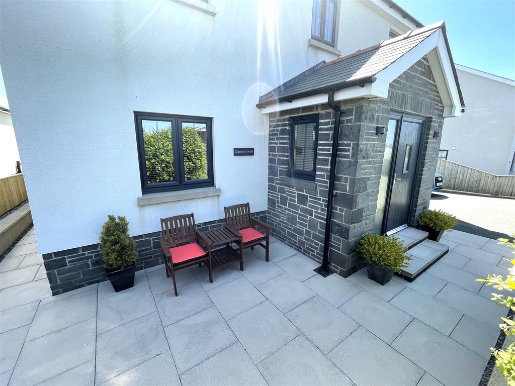 4 bed detached house for sale in Bancffosfelen, Llanelli SA15, £399,995