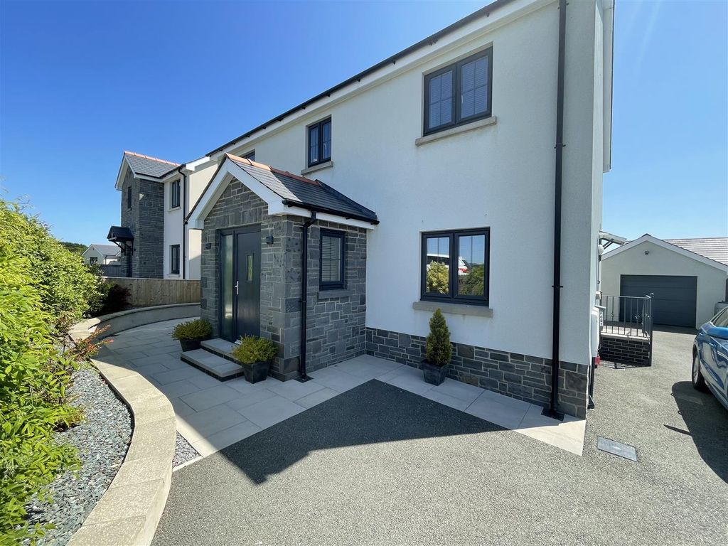 4 bed detached house for sale in Bancffosfelen, Llanelli SA15, £399,995