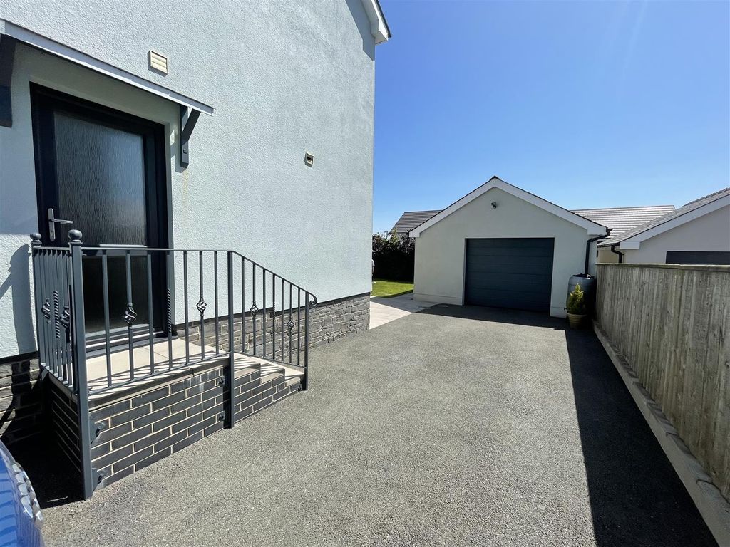 4 bed detached house for sale in Bancffosfelen, Llanelli SA15, £399,995