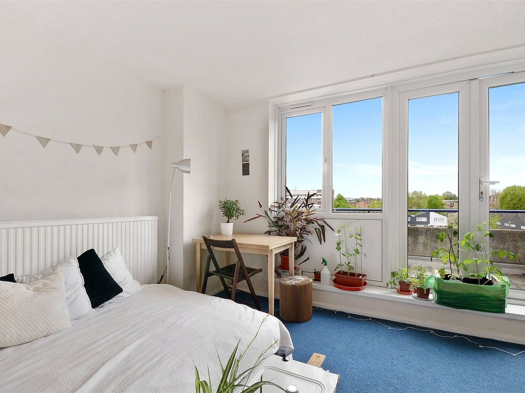 3 bed flat for sale in Payne Street, Deptford, London SE8, £360,000
