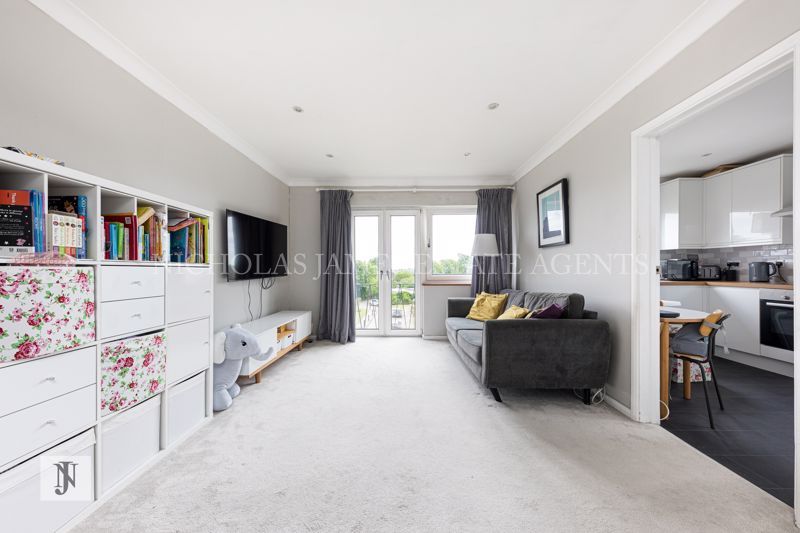 2 bed flat for sale in Avenue Road, Southgate, London N14, £360,000