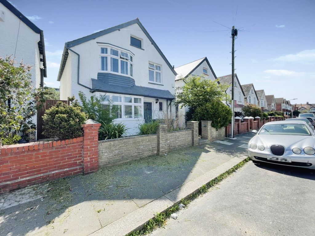 3 bed detached house to rent in Titian Road, Hove BN3, £2,750 pcm
