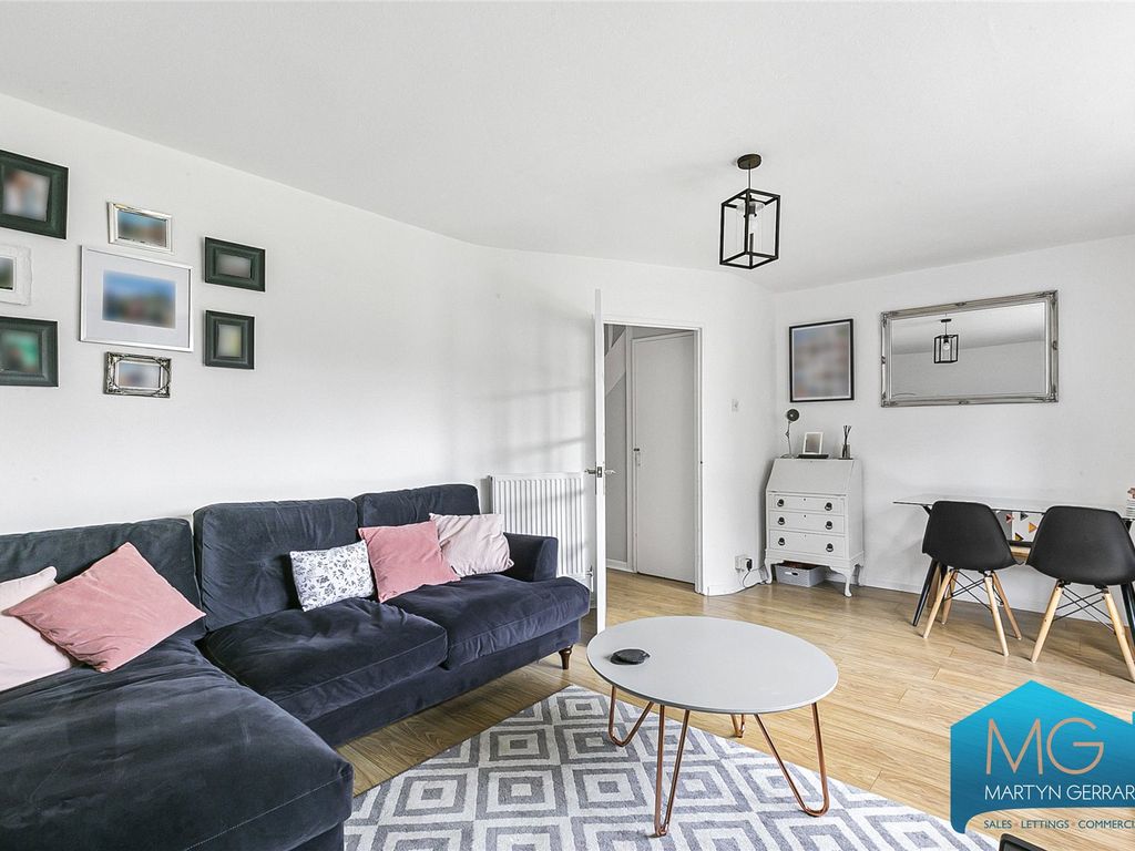 3 bed flat for sale in The Hollies, Oakleigh Park North, Whetstone, London N20, £425,000
