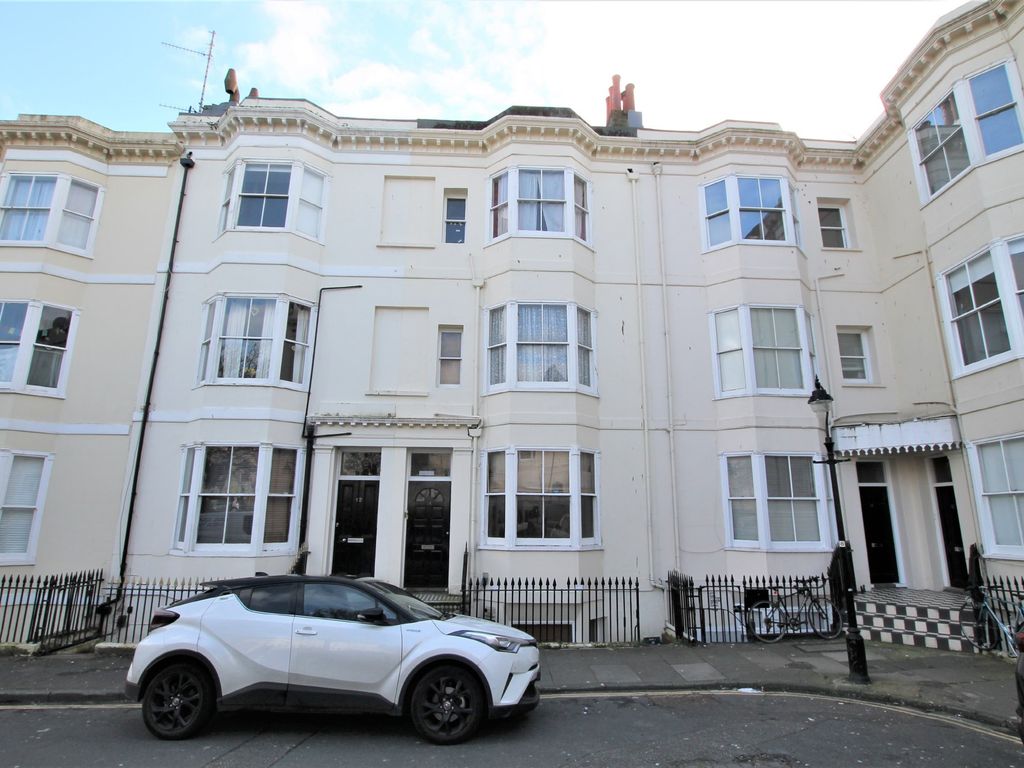 1 bed flat for sale in Clarence Square, Brighton BN1, £350,000