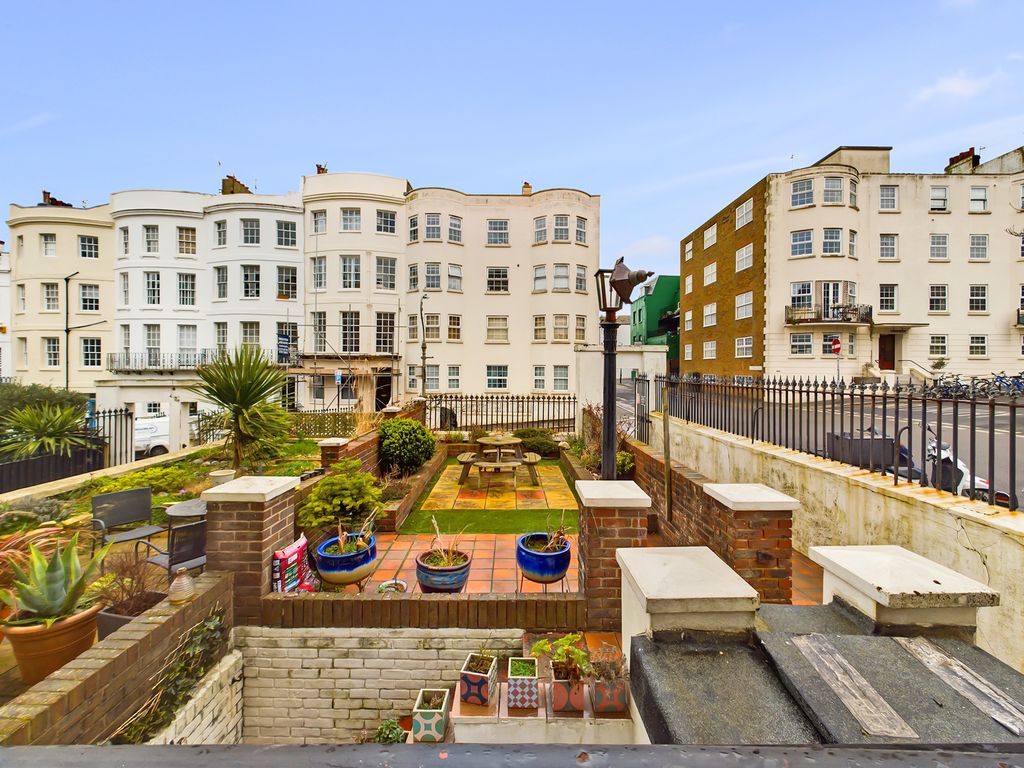 2 bed flat for sale in Norfolk Square, Brighton BN1, £425,000