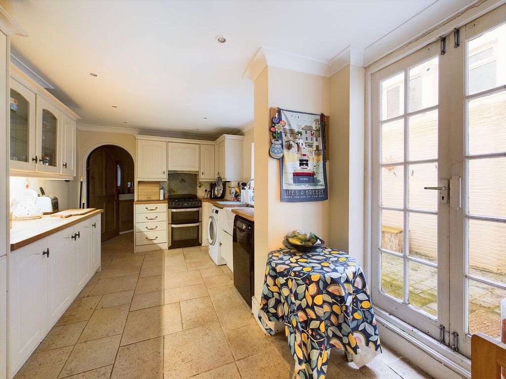 2 bed flat for sale in Norfolk Square, Brighton BN1, £425,000