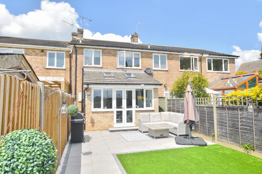 3 bed terraced house for sale in The Paddocks, High Roding, Dunmow CM6, £365,000