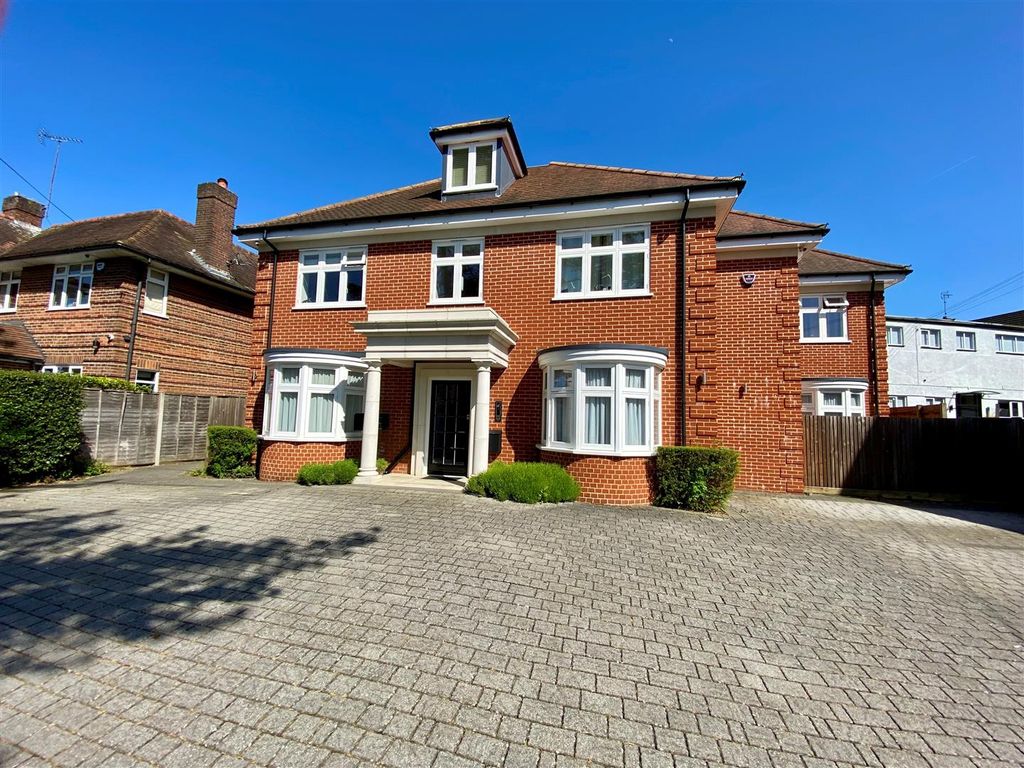 2 bed flat for sale in Bradmore House, Bradmore Way, Brookmans Park AL9, £700,000