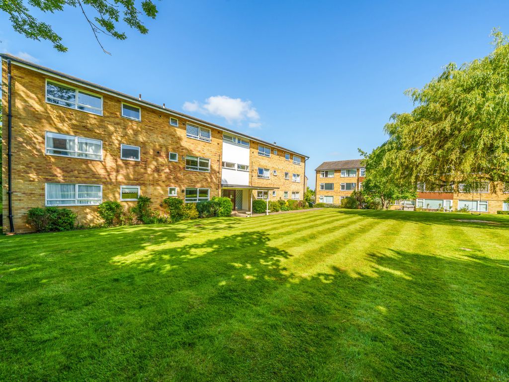 3 bed flat for sale in The Shimmings, Boxgrove Road, Guildford GU1, £450,000