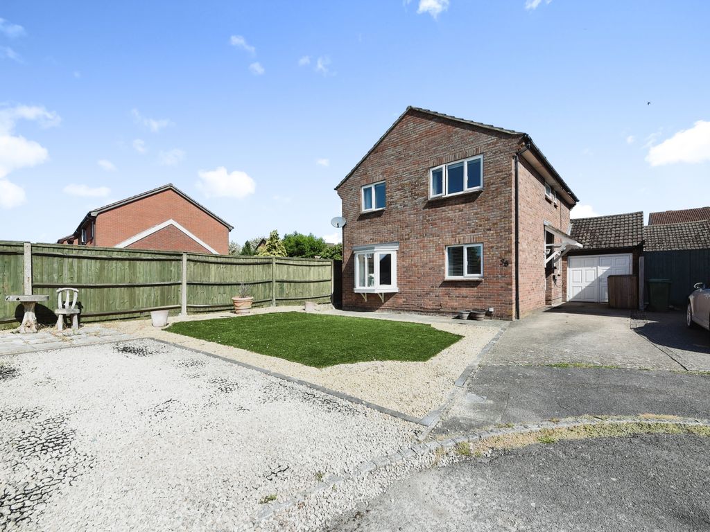 4 bed detached house for sale in Wenlock Way, Thatcham RG19, £500,000