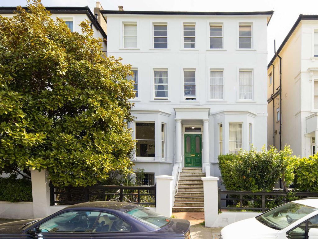 2 bed flat for sale in Priory Road, London NW6, £649,950