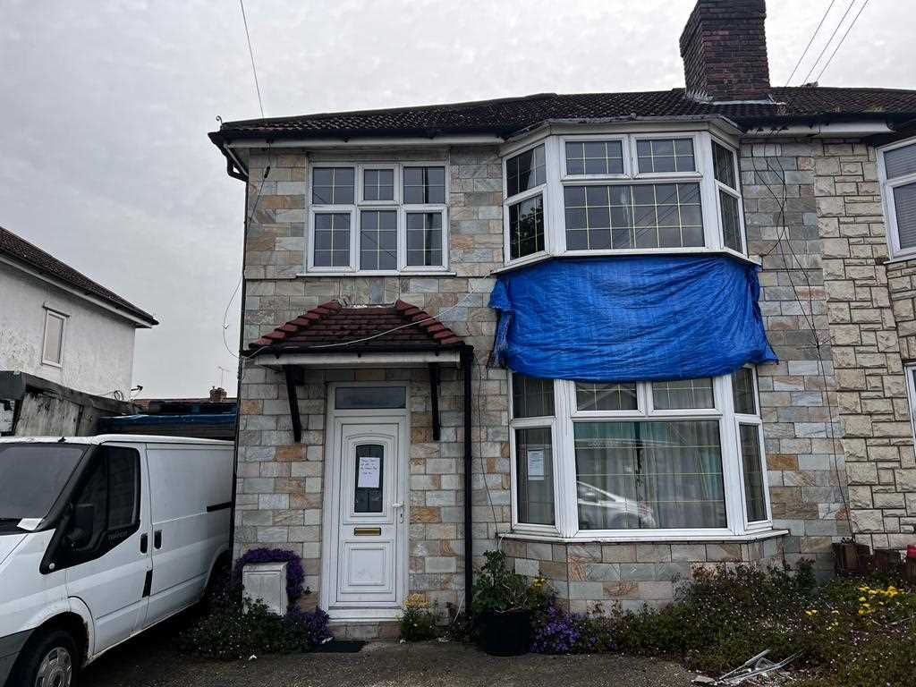 3 bed semi-detached house for sale in Wexham Road, Slough SL2, £400,000