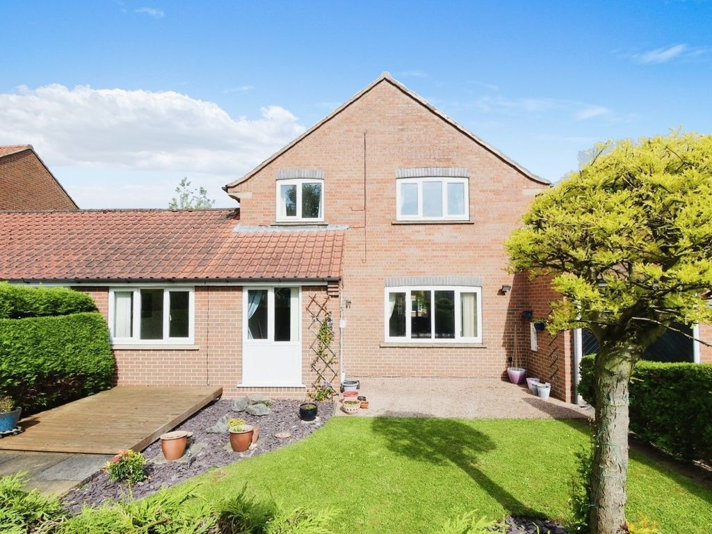 3 bed link-detached house for sale in Juniper Close, New Earswick, York YO32, £375,000