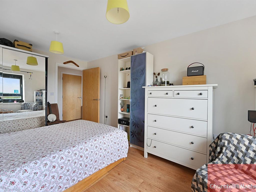 2 bed flat for sale in Warple Way, London W3, £425,000